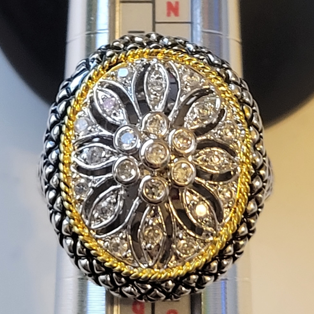 NWOT Beautiful Floral Ring